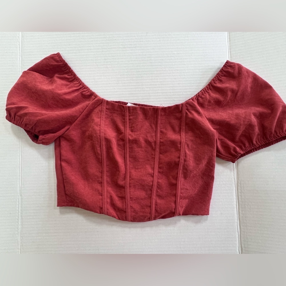 Kirious Los Angeles off shoulder Cropped Juniors Festival Shirt. Size S